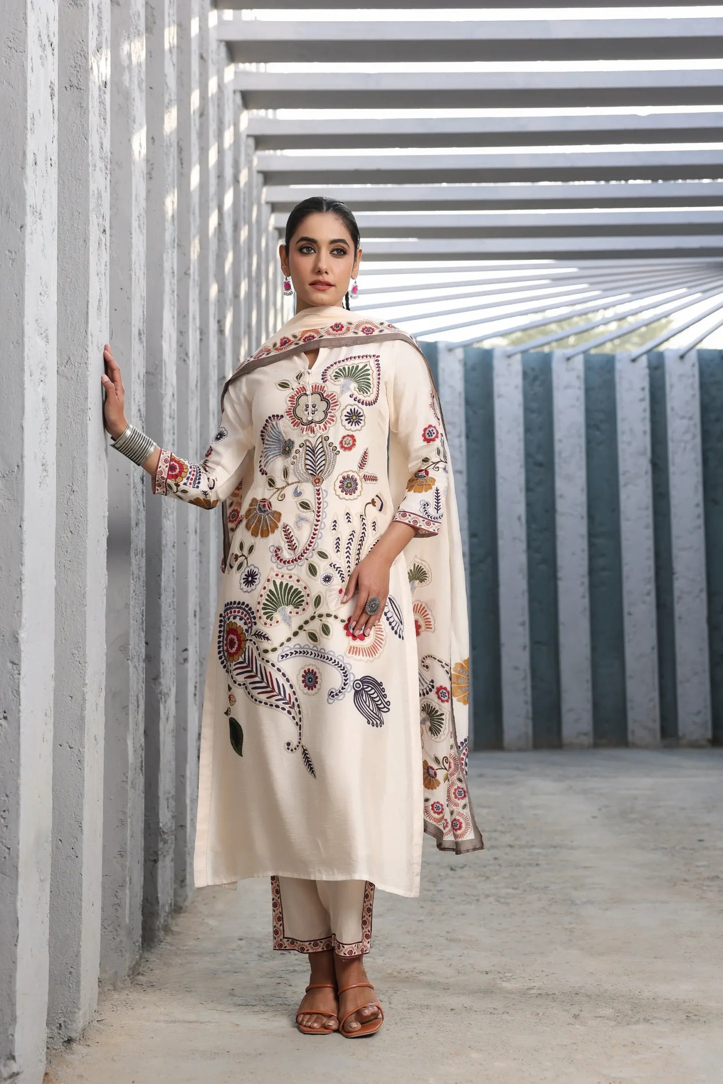 Applique Print Straight Kurti with Pant and Printed Dupatta